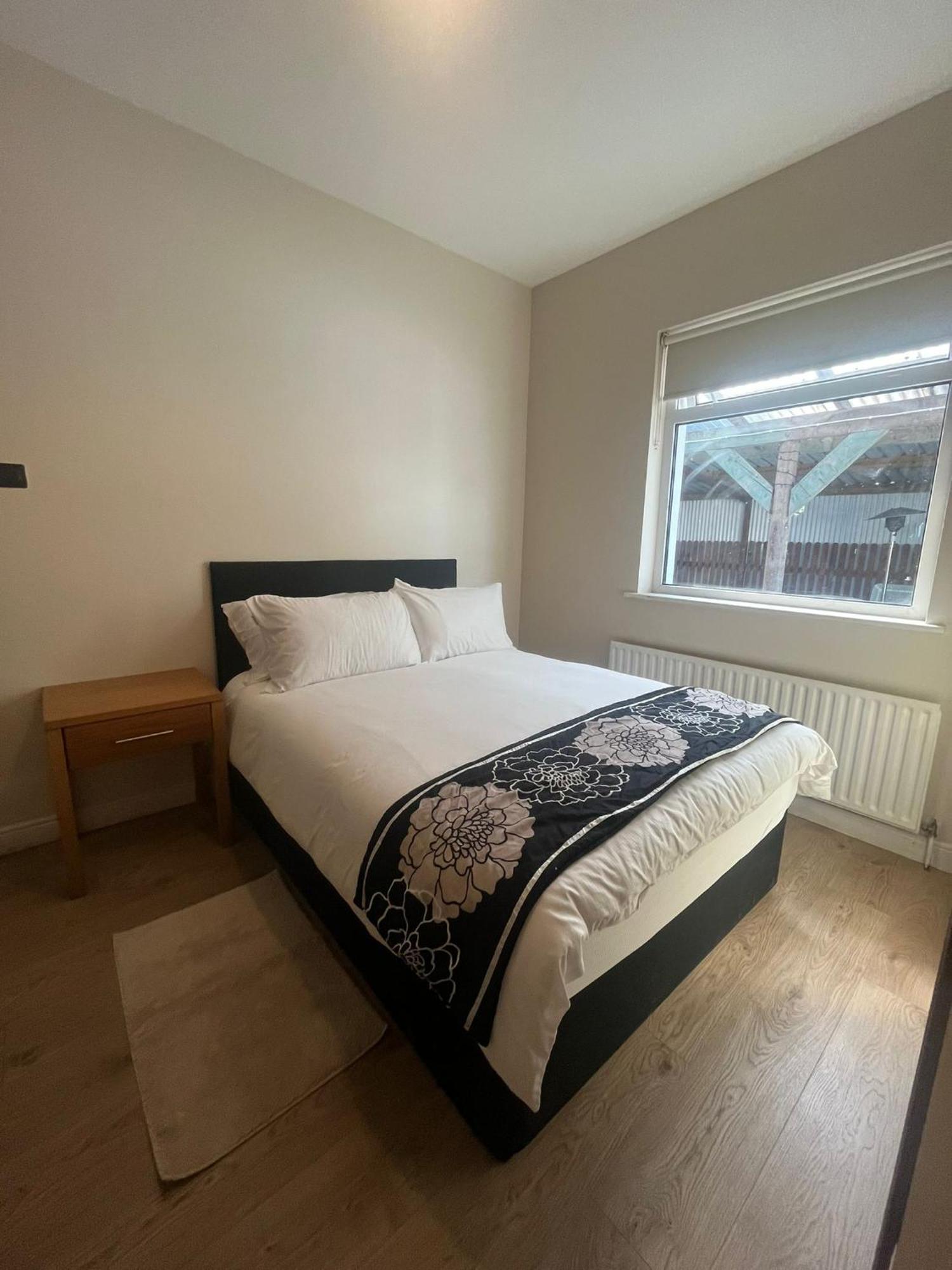 Yeats Lodge Self Catering Apartment And Bar Galway Exterior photo