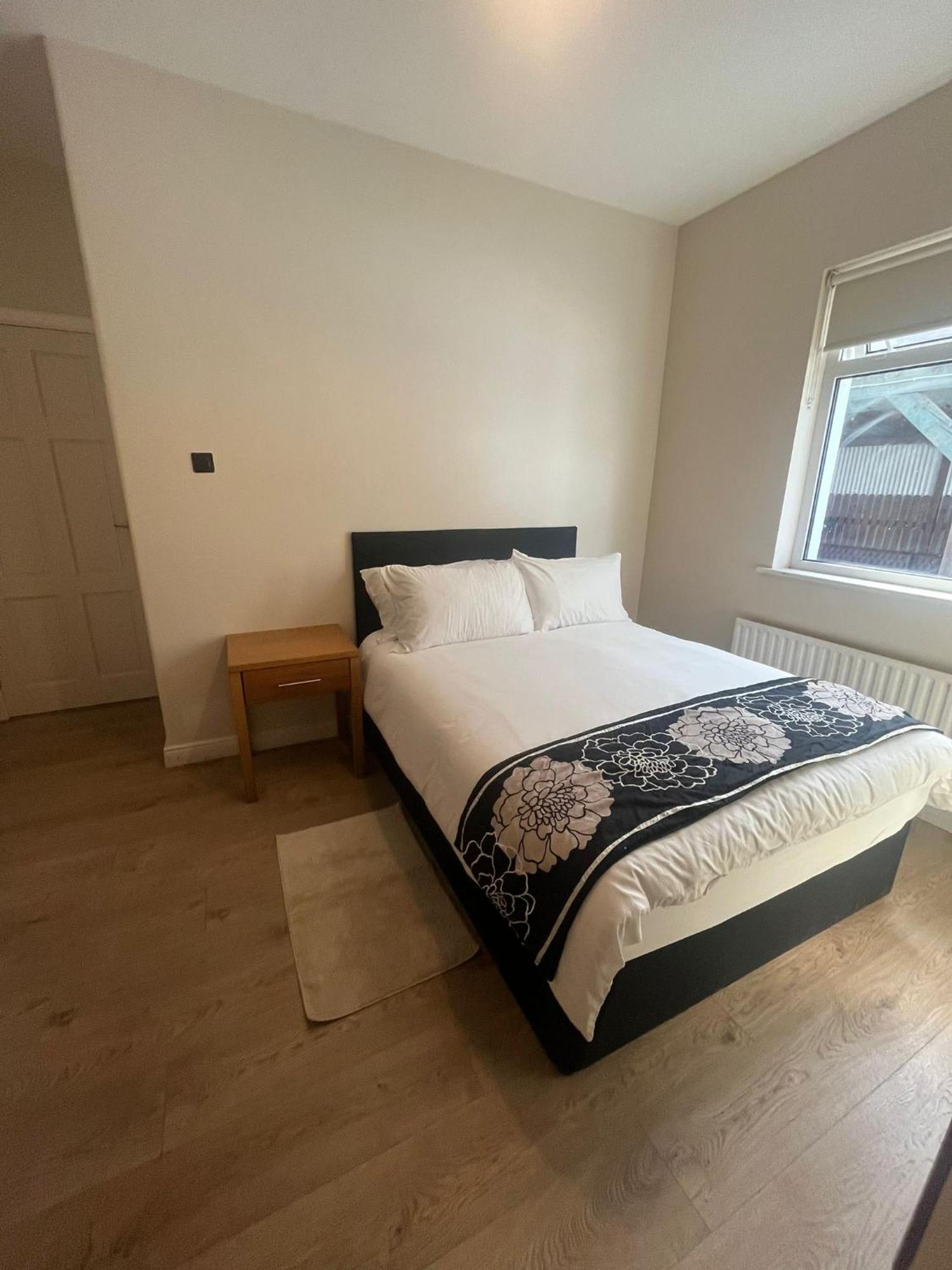 Yeats Lodge Self Catering Apartment And Bar Galway Exterior photo